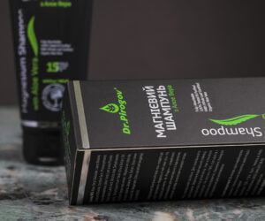 Коробка з якісного целюлозного картону у чорних, срібних та зелених тонах. Матова ламінація і тиснення срібною фольгою додала їм вишуканості та актуальності. Вдалий підбір пантонів і  технологій післядрукарської обробки дозволили виготовити картонну коробку ідентично тубі косметичної продукції.