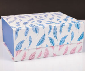 Коробка для благодійного фонду "Опіка Ангела". Для обклейки використаний крейдований папір, задрукований  ніжними тонами  та заламінований матовою плівкою. Вмонтовані магніти забезпечують  бездоганне закривання.
