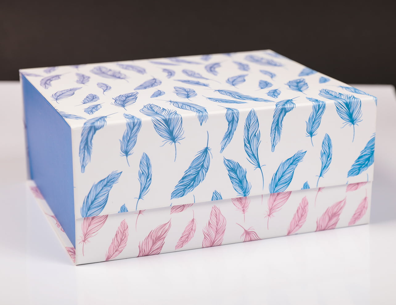 Коробка для благодійного фонду "Опіка Ангела". Для обклейки використаний крейдований папір, задрукований  ніжними тонами  та заламінований матовою плівкою. Вмонтовані магніти забезпечують  бездоганне закривання.