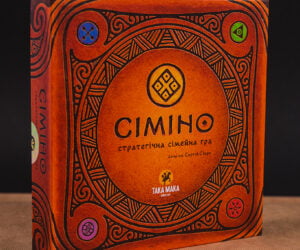 «Сіміно» – стратегічна сімейна гра з простими правилами, дуже схожа на доміно. Для виготовлення фішок та забезпечення їх довговічності склеєно декілька шарів палітурного картону, зкашеровано з друкованою основою та якісно висічено для надання потрібної форми та розміру. Міцна упаковка з обклеєного палітурного картону та подвійним бортом має вибірковий лак, що забезпечує помітність та презентабельність цієї гри, а також збереже її на довгі роки, аби ви змогли весело проводити час з друзями чи у сімейному колі.