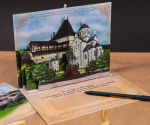 3Д-листівка «Давній Галич» - мистецтво в мініатюрі, прекрасний сувенір з картону. В ній відтворено архітектурні пам’ятки Х-ХVІІ ст. на території літописного Галича. Наші конструктори спроектували листівку так, що при розгортанні вона перетворюється в об'ємні споруди та складається в паперовий подарунок, а професіонали з виробництва реалізували цей справді цікавий  проект.