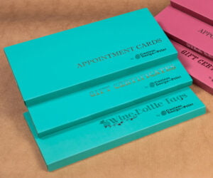 Подарункові сертифікати, візитівки, бирки для пляшок з алкогольними напоями, картки направлень до спеціалістів, флаєри на знижку - вся ця поліграфія зібрана в зручні набори та красиво запакована для канадської фірми “Custom Design and Print” для продажу через відомий всім маркетплейс Amazon.