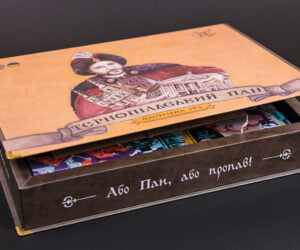 Гра "Тернопільський пан". Упаковка з палітурного картону з обклейкою крейдованого паперу, якому перед тим ми надали структуру льону завдяки ембосуванню. Ігрове поле було отримане шляхом каширування крейдованого паперу палітурним картоном. Якісне рицювання картону забезпечило його ідеальне та  компактне складання. Ігрові гроші надруковані на крафтовому папері, фактура якого додає гравцю відчуття справжності. Жетони і фішки зроблені по аналогічній технології виготовлення пазлів,а брошура інструкції надрукована на книжковому папері та зшита скобою.