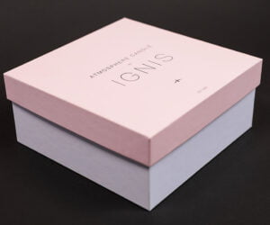 Коробка для свічок, зроблена із 100% переробленого картону ESKABOARD. Ніжне поєднання кольорів та надійна і зручна конструкція