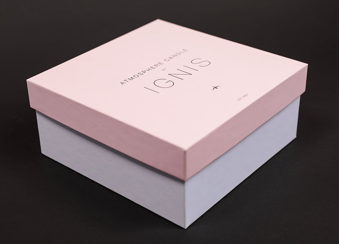 Коробка для свічок, зроблена із 100% переробленого картону ESKABOARD. Ніжне поєднання кольорів та надійна і зручна конструкція