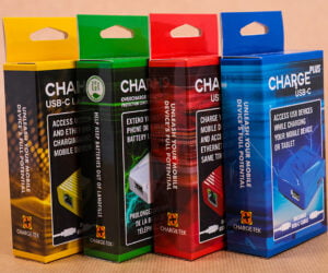 Картонні упаковки, які ми виготовили на замовлення онлайн-агенції “Custom Design and Print”! Целюлозний картон, якісний друк, глянцева ламінація, і нічого зайвого. Дивлячись на таку упаковку, розумієш, що в середині справді надійний продукт з оптимальною ціною.