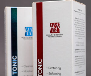 Ми виготовили стильні коробки для тоніка H&B, які «звучать в унісон» разом з оригінальною косметичною продукцією. Вишуканий мінімалізм був досягнутий з допомогою гарячого тиснення синьою та червоною фольгою по білосніжному картоні. Дивлячись на коробку, важко сказати, що вона надрукована лише чорною фарбою. Унікальна технологія УФ лаку захищає її від надмірної вологи а також додає блиску та гладкості.