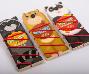 Для виготовлення серії  книг-головоломок «Зоологіка» ми задіяли весь інженерний потенціал друкарні. Адже друковані аркуші після ламінації і каширування потрібно було максимально якісно висікти. Після цього фігурні картонки скріплялись пластиковим болтом, спеціально розробленим для цієї картонної гри. В результаті вийшла міцна та безпечна книжка для розвитку у формі тваринки, якою пишаємось і ми, і видавець.