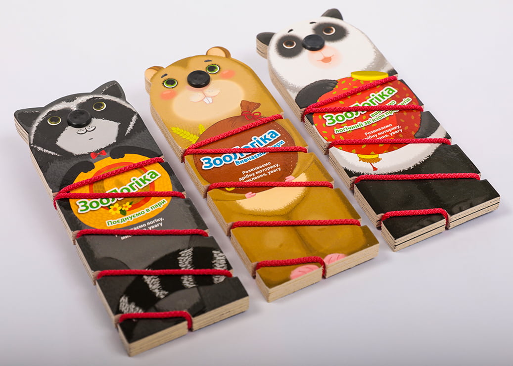 Для виготовлення серії  книг-головоломок «Зоологіка» ми задіяли весь інженерний потенціал друкарні. Адже друковані аркуші після ламінації і каширування потрібно було максимально якісно висікти. Після цього фігурні картонки скріплялись пластиковим болтом, спеціально розробленим для цієї картонної гри. В результаті вийшла міцна та безпечна книжка для розвитку у формі тваринки, якою пишаємось і ми, і видавець.