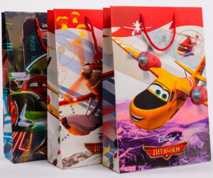 Яскраві пакети з казковими друзями наших дітей надруковані на міцному крейдованому папері з глянцевою ламінацією. Повноколірний друк, дбайлива проклейка, якісні матеріали гарантують надійність та безпечність цих паперових пакетів.
