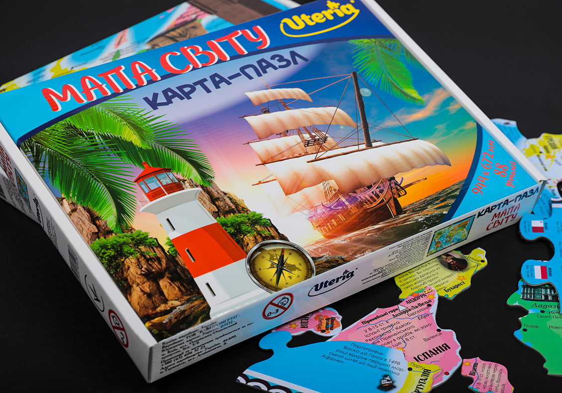 Карта - пазл. Упаковка. Для виготовлення головоломки з картону ми ретельно підібрали клей для двобічного каширування, а лайнери з обох боків були з однакового матеріалу, ламіновані матовою плівкою. Якісна висічка пазлів та їх подальша контрольована збірка в упаковку з мікрогофрокартону створили хороший і справді якісний виріб