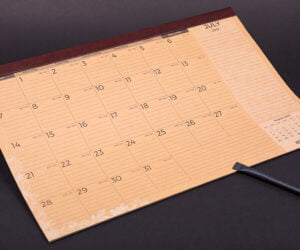 Настільні календарі з крафт-паперу та білосніжного офсетного паперу, зкріплені пружиною та якісним палітурним матеріалом. Його можна використовувати як настінний календар, а також як настільний календар-органайзер. Для кутиків ми зробили пластикові наконечники, аби листочки календаря не заверталися, а зберігали свій якісний зовнішній вигляд довгий час.