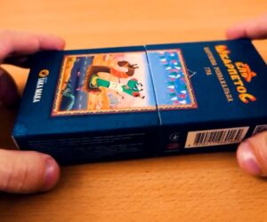 Настільна філер-гра "Ель шепрпетоС" виготовлена нами і підкреслює свою неординарність незвичайним і цікавим змістом. Як і більшість таких ігор, вона складається з колоди карток та інструкції. Інструкція, надрукована на картоні і складена пружинкою, наче вистрибує до вас при відкриванні. Комбінована, неординарна за механізмом відкривання коробка з палітурного та целюлозного картону – майстерна робота, над якою вдало попрацювали інженери. Якісний друк чудово проілюстрованих карток не залишить нікого байдужим.