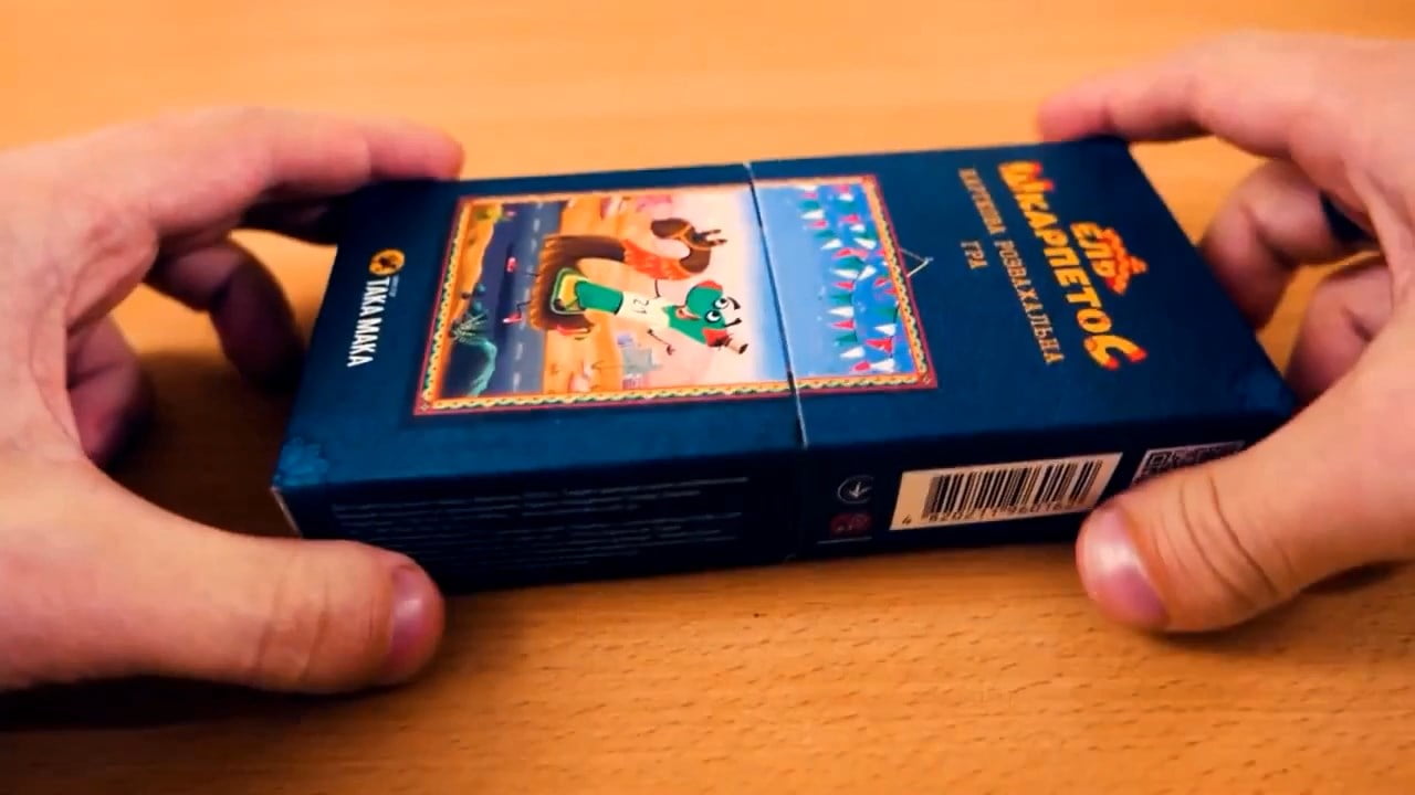 Настільна філер-гра "Ель шепрпетоС" виготовлена нами і підкреслює свою неординарність незвичайним і цікавим змістом. Як і більшість таких ігор, вона складається з колоди карток та інструкції. Інструкція, надрукована на картоні і складена пружинкою, наче вистрибує до вас при відкриванні. Комбінована, неординарна за механізмом відкривання коробка з палітурного та целюлозного картону – майстерна робота, над якою вдало попрацювали інженери. Якісний друк чудово проілюстрованих карток не залишить нікого байдужим.